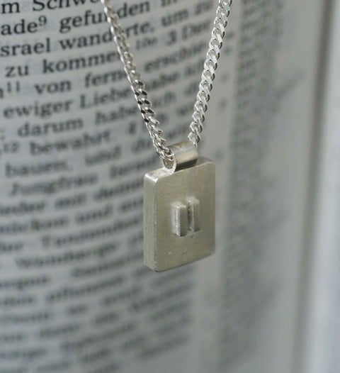 Silberkette mit handgefertigtem Anhänger "PAUSE"