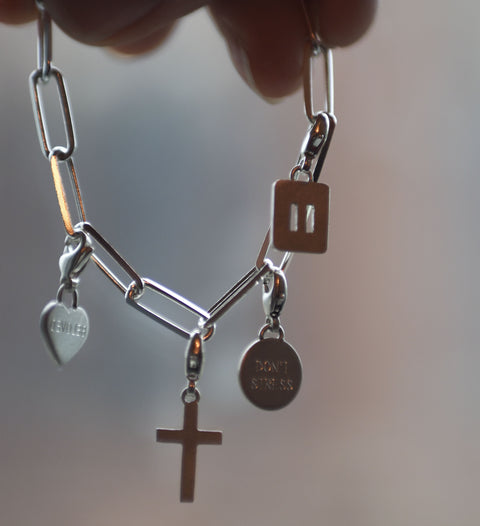Paperclip-Armband und BELOVED Charms (Silber)