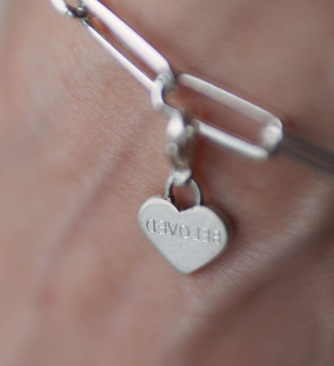 Paperclip-Armband und BELOVED Charms (Silber)