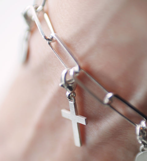 Paperclip-Armband und BELOVED Charms (Silber)