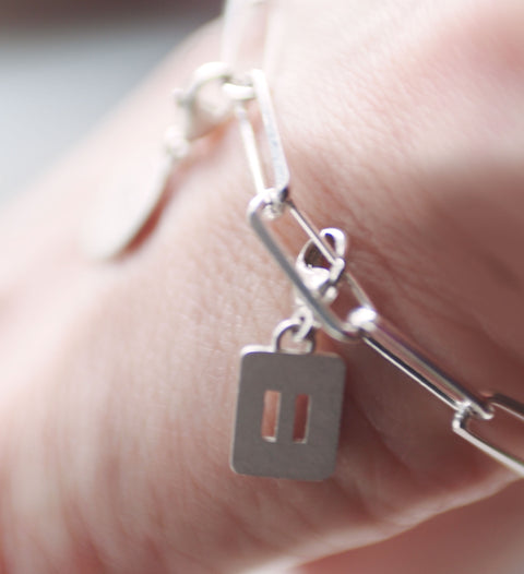 Paperclip-Armband und BELOVED Charms (Silber)