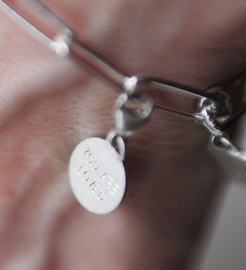 Paperclip-Armband und BELOVED Charms (Silber)