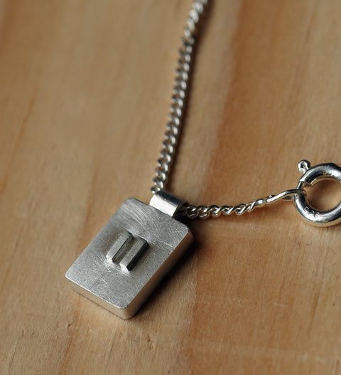 Silberkette mit handgefertigtem Anhänger "PAUSE"