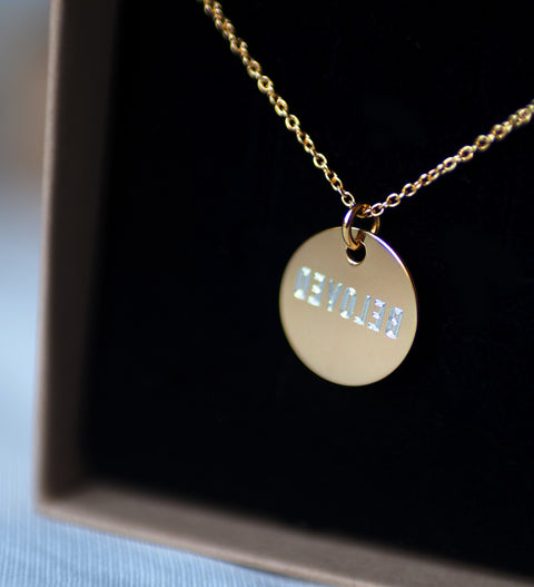 Silberkette mit gravierter Scheibe