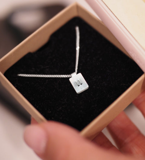 Silberkette mit handgefertigtem Anhänger "PAUSE"