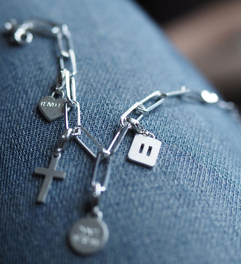 Paperclip-Armband und BELOVED Charms (Silber)