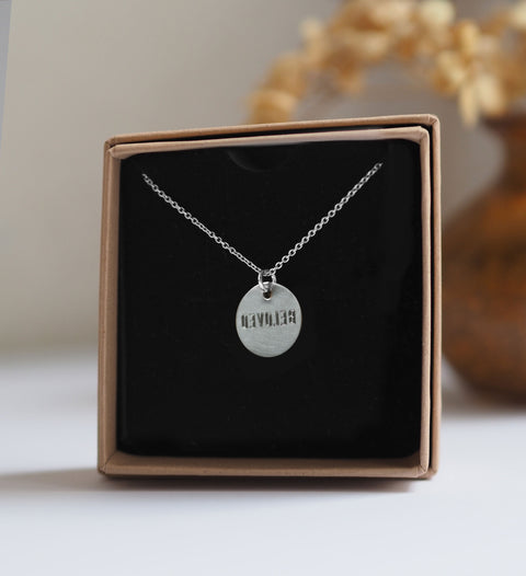 Silberkette mit gravierter Scheibe