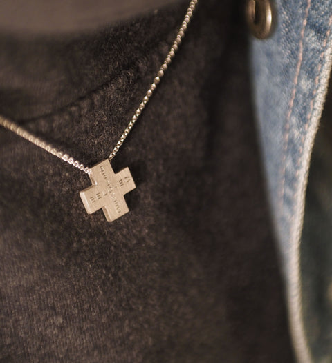 Silberkette mit kleinem graviertem Kreuz