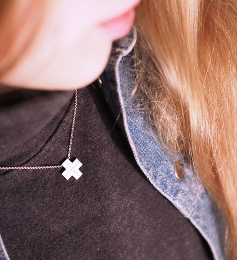 Silberkette mit kleinem graviertem Kreuz