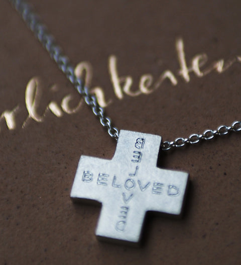 Silberkette mit kleinem graviertem Kreuz