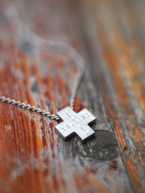Silberkette mit kleinem graviertem Kreuz