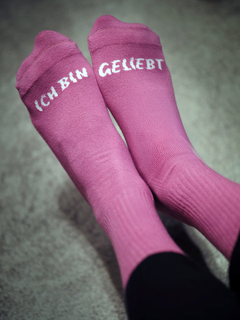 Tennis-Socken "ICH BIN GELIEBT" (Spende an Mission Freedom e.V.)